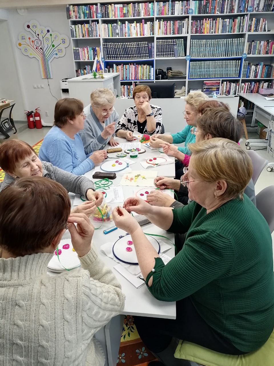 В Мошинской библиотеке в рамках клуба "Рукодельницы" прошел мастер-класс в технике вышивание лентами.
