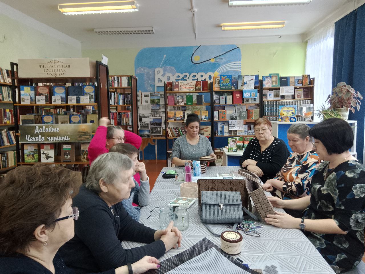 Участницы клуба "Северяночка" познакомились с новым видом рукоделия - вышивание по пластиковой канве.