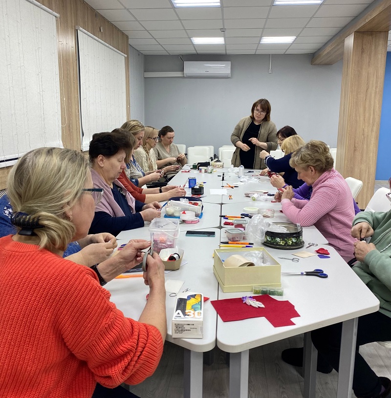 19 февраля в рамках клуба "Ожерелье" рукодельницы продолжили вышивать брошь-сердце.