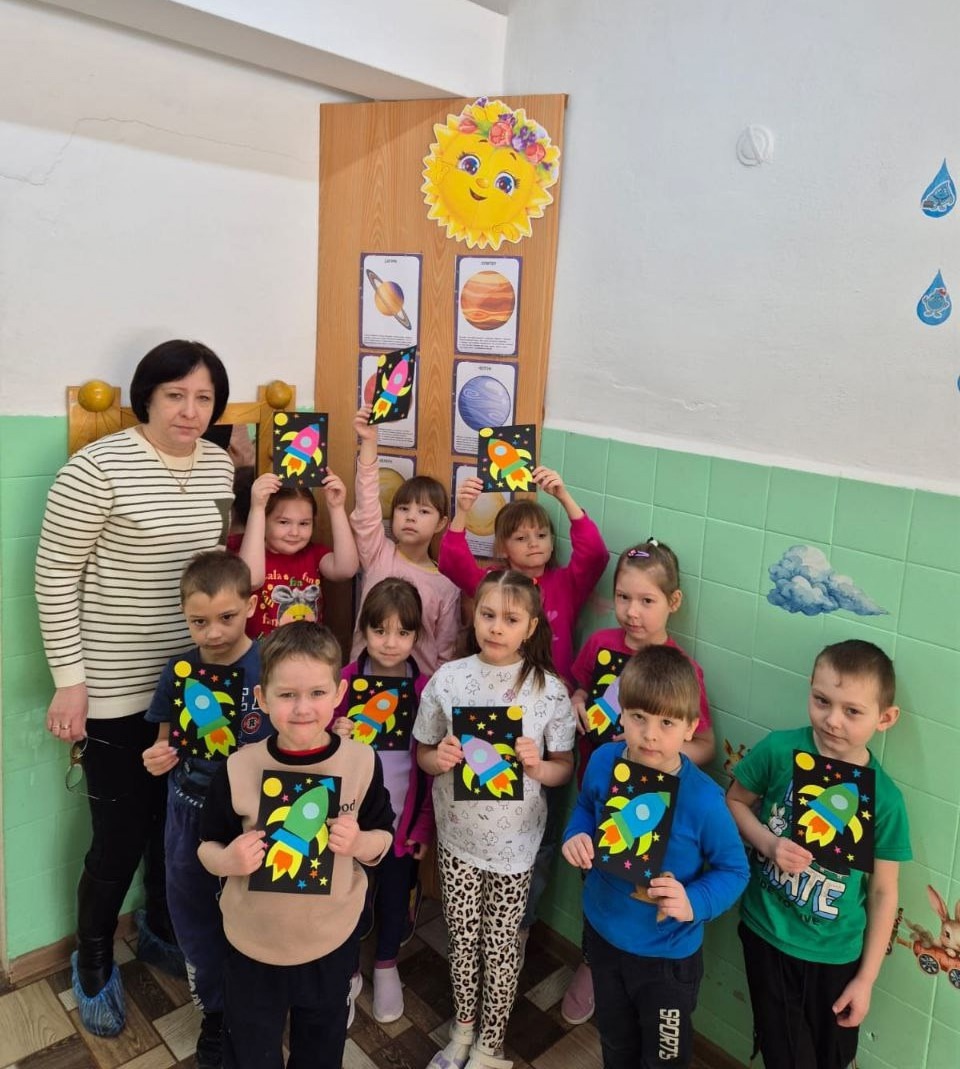 Мастер-класс по изготовлению аппликации ко дню авиации и космонавтики.