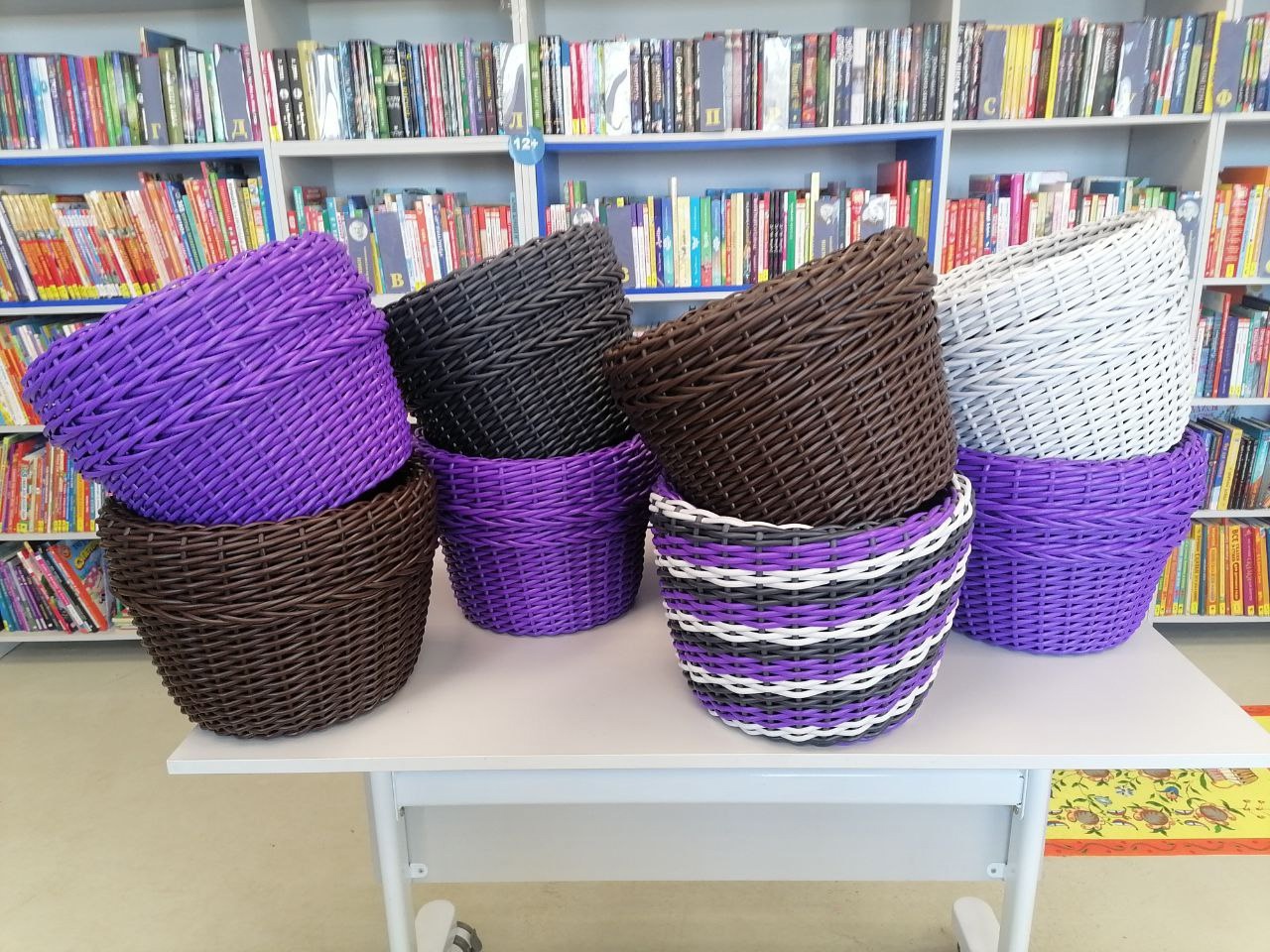 Мастерицы клуба "Рукодельницы" закончили работу по плетению уже второго кашпо из ротанга.