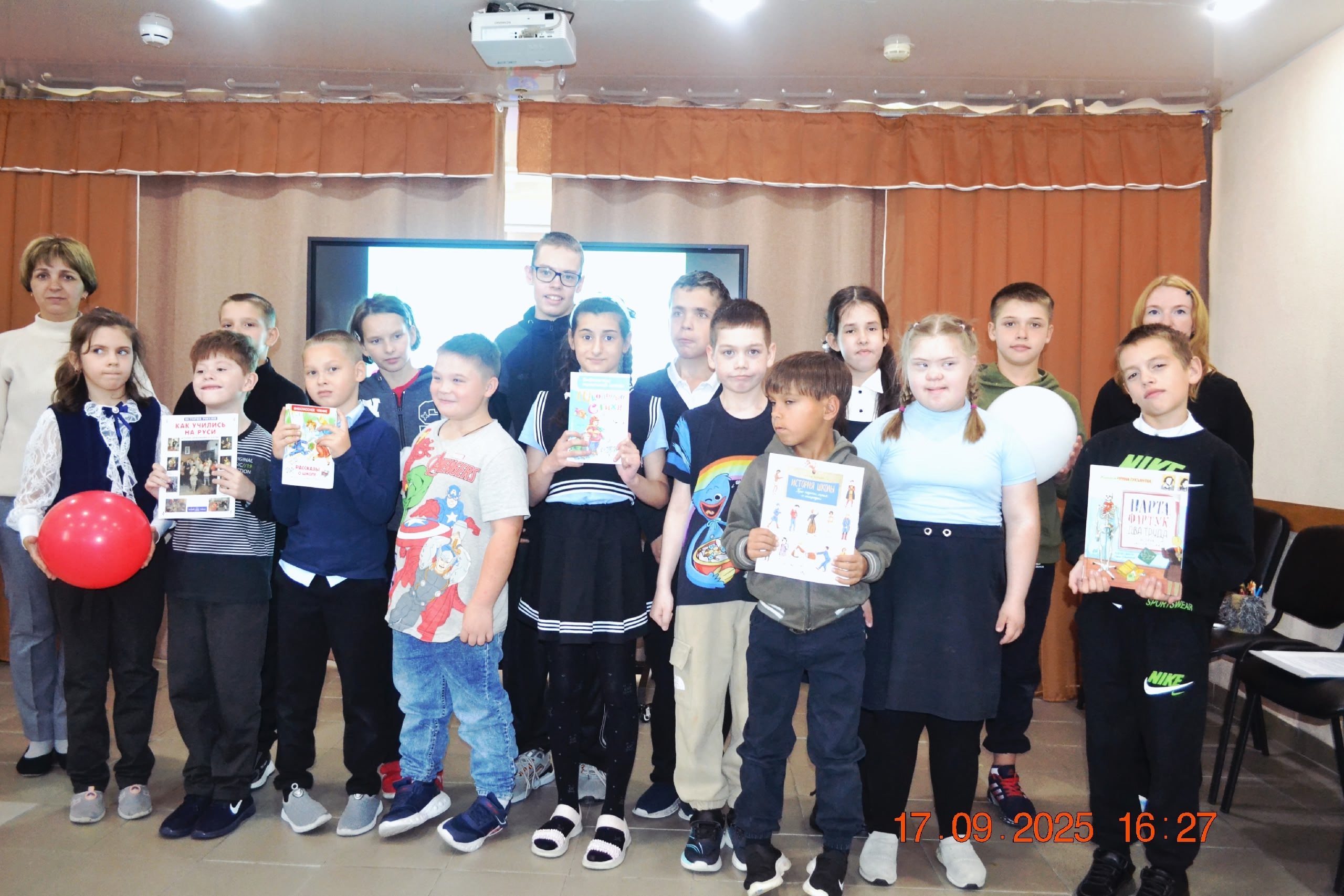 Игровое занятие для ребят начальной школы СКОШИ "Секреты школьного портфеля".