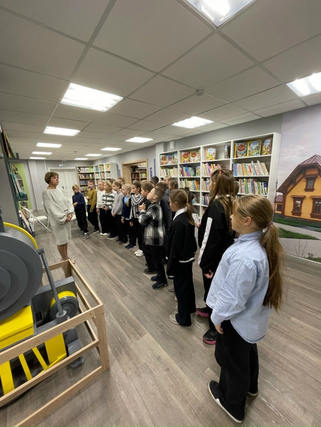 Экскурсия в детской библиотеке для юных читателей из 4 класса школы №3.