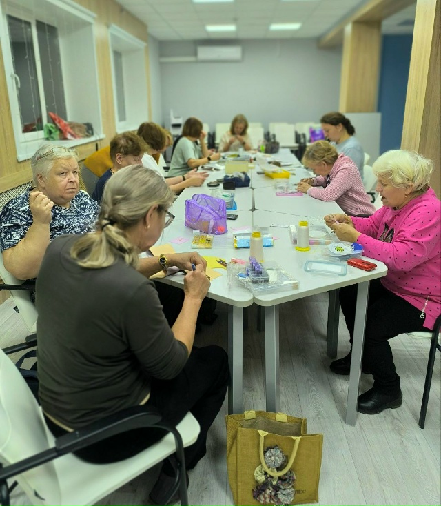 Брошь в виде ежика.