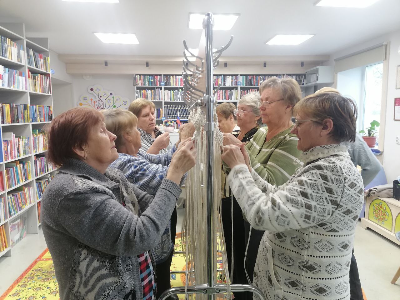 Сова, выполненная в технике макраме.