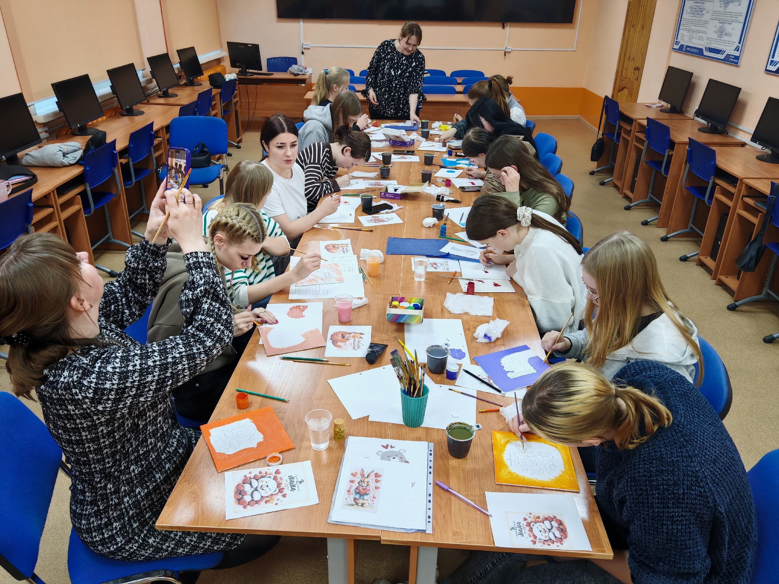 Мастер-класс по рисованию на холстах для студентов НЖК.