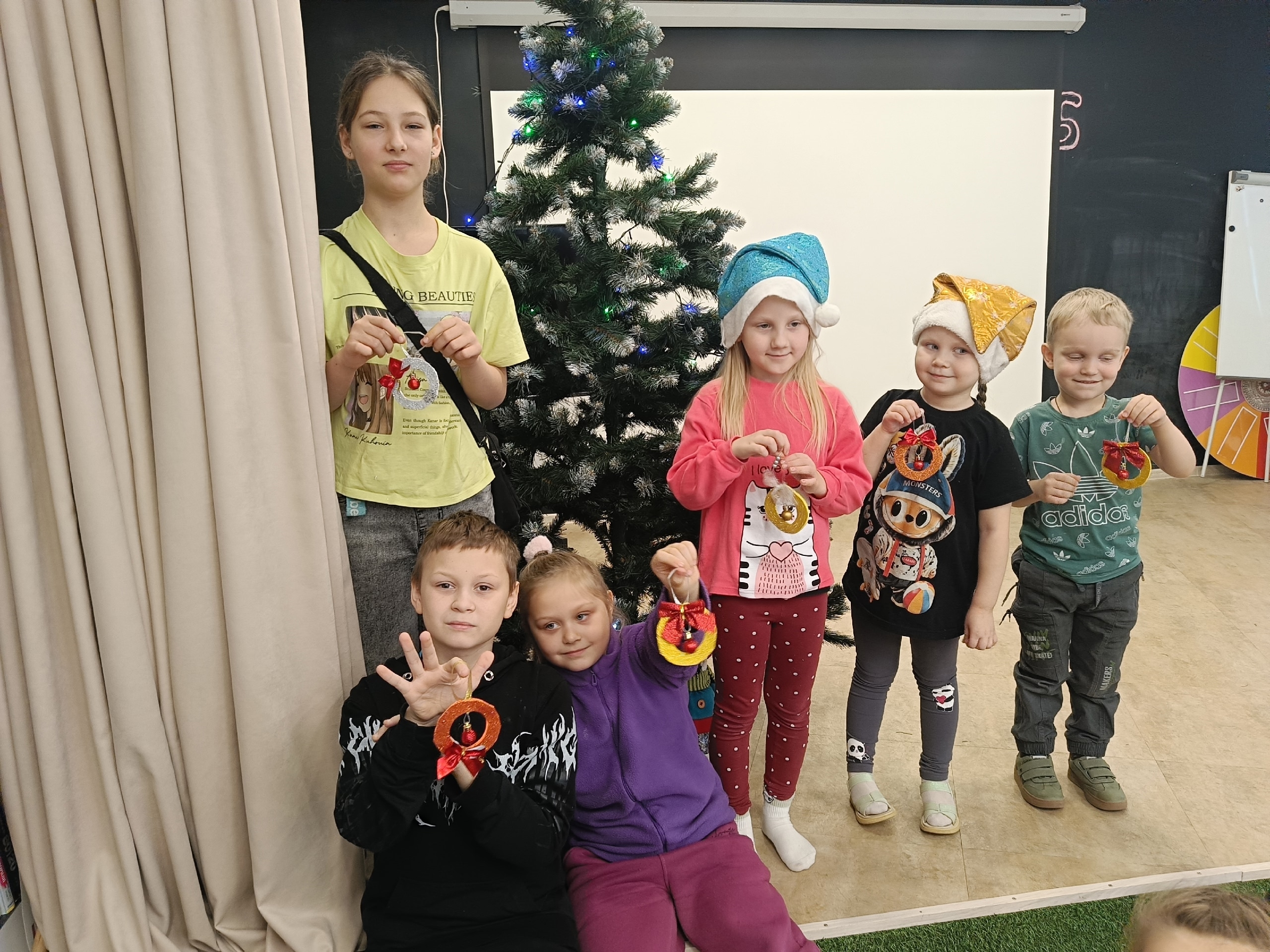 Мастер‑класс «Ёлочная игрушка из фоамирана» в библиотеке мкр. Каргополь-2.