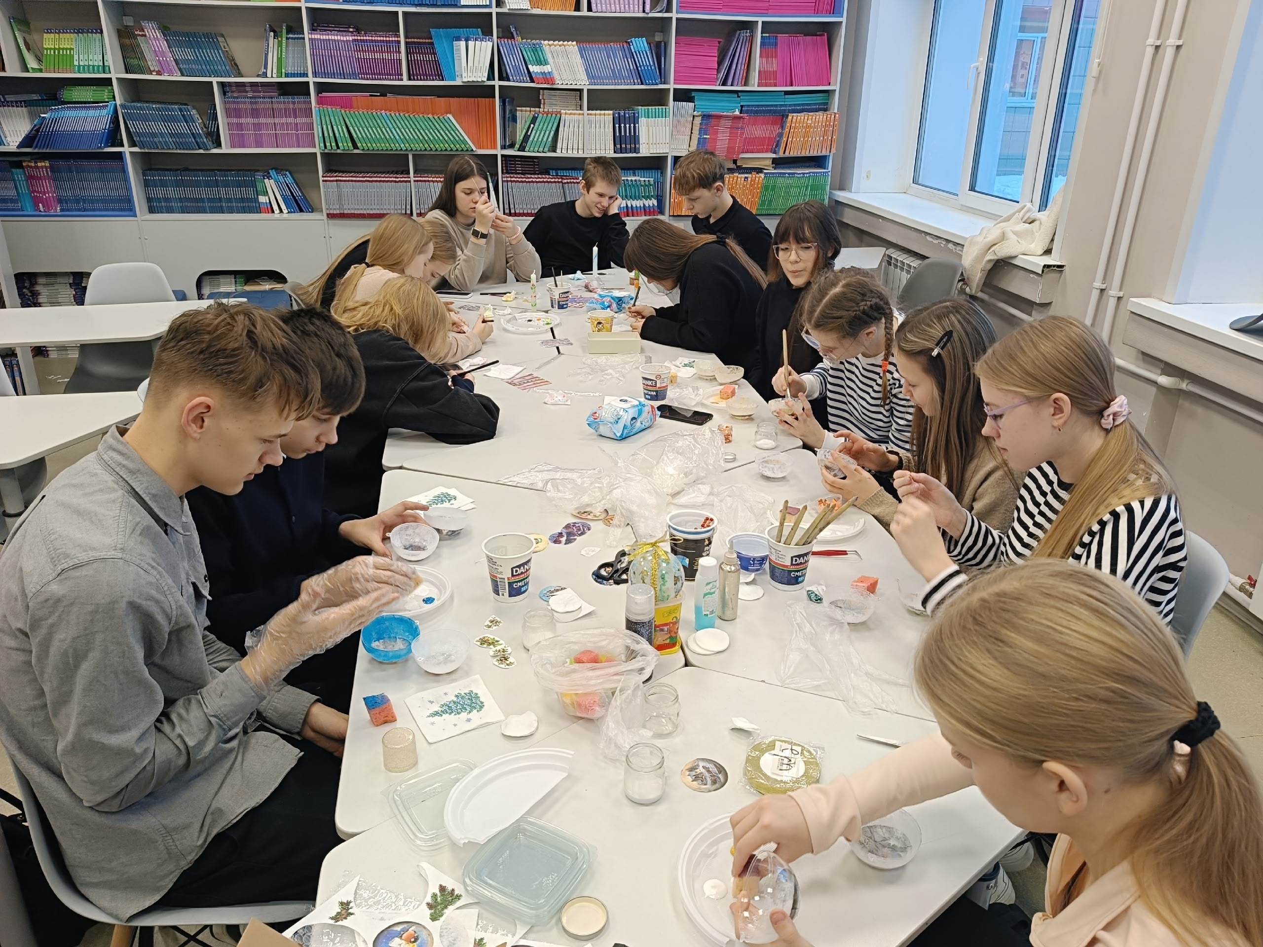 Мастер‑класс «Новогоднее волшебство: декупаж и роспись свечей» по Пушкинской карте.