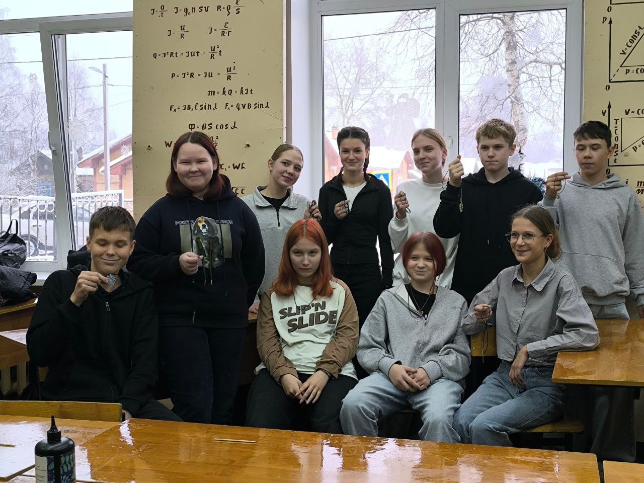 Мастер-класс по созданию украшений из эпоксидной смолы для "Средняя школа № 6 города Няндома".