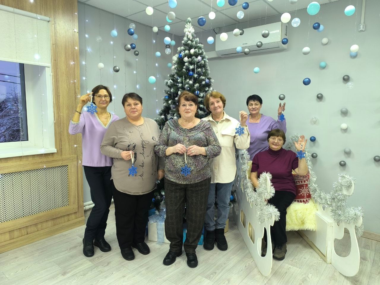 Мастер-класс по плетению из бусин "Снежинка".