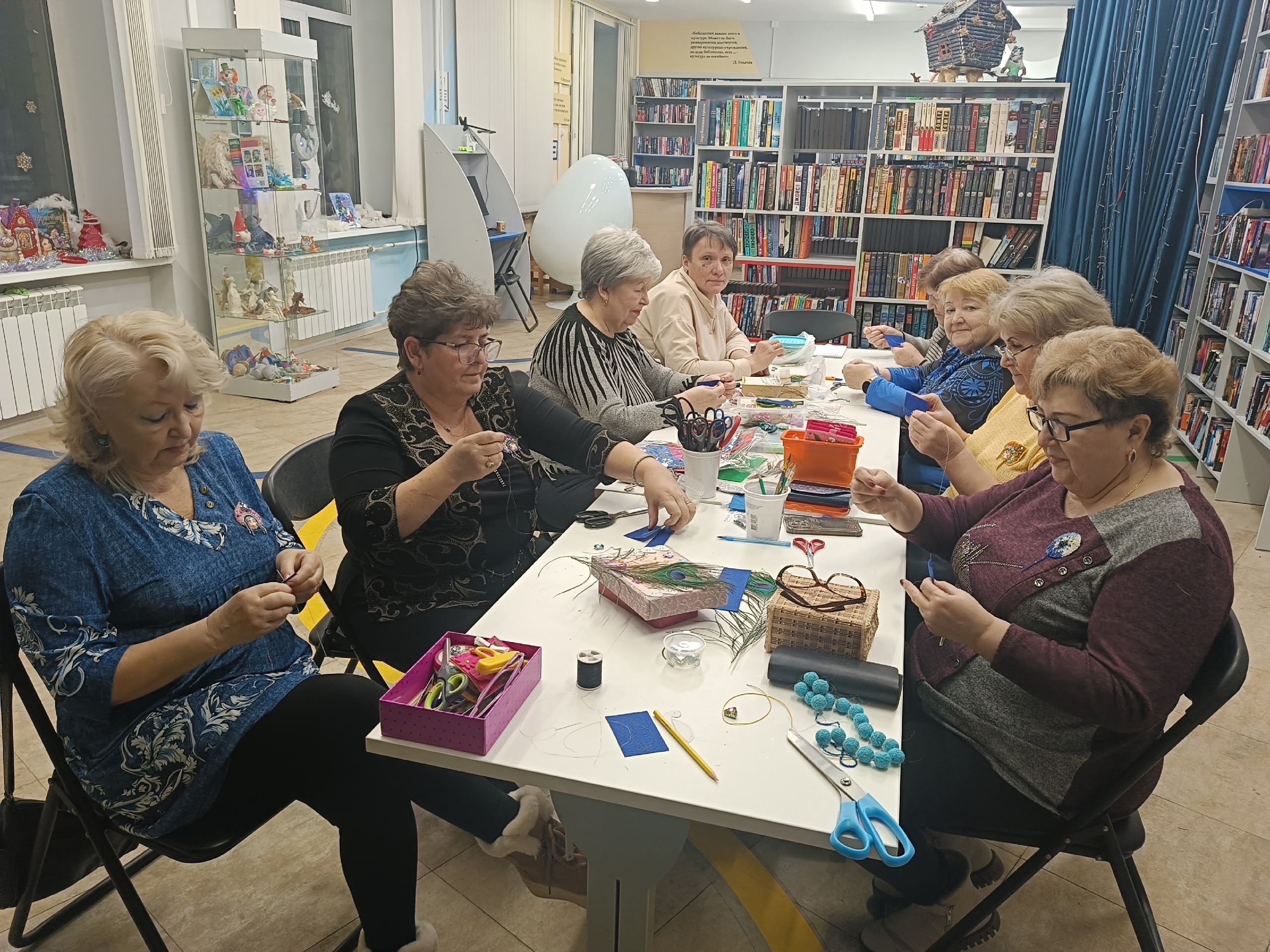 Мастер‑класс &laquo;Брошь из бисера &bdquo;Павлин&ldquo;&raquo; в женском клубе &laquo;Василисы&raquo;.