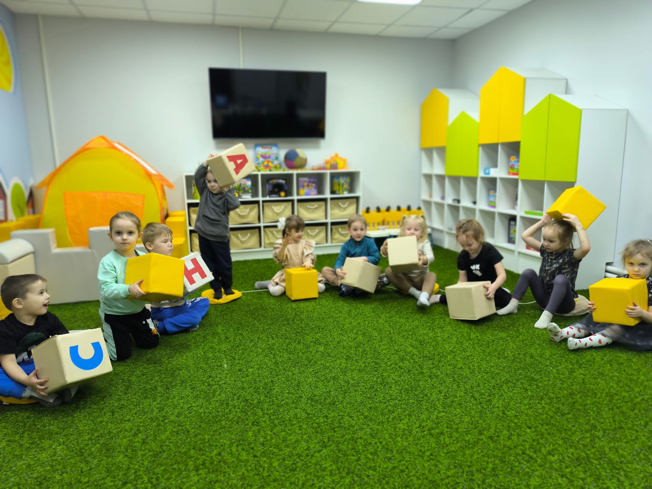 В клубе "МалышОК" дети послушали книгу Анны Кутявиной "Рыбка-Прилипка".